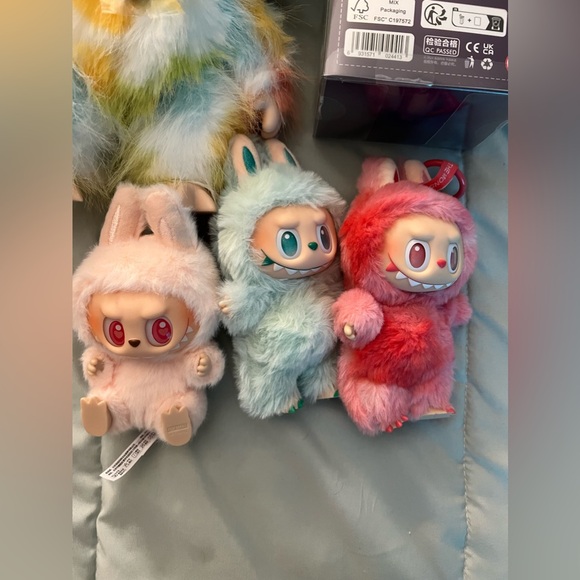 Set of 5 labubus. Including rock the universe big plush - Picture 4 of 4